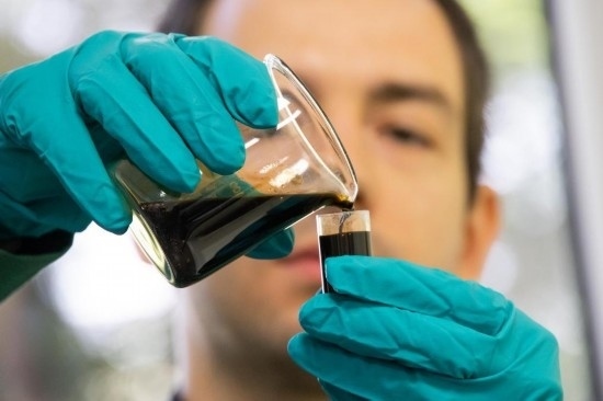 2022年5月24日，在匈牙利薩茲豪隆包陶多瑙河煉油廠，一名工人對通過阿德里亞輸油管道運(yùn)達(dá)的原油樣品進(jìn)行質(zhì)量分析。新華社發(fā)（弗爾季·奧蒂洛攝）