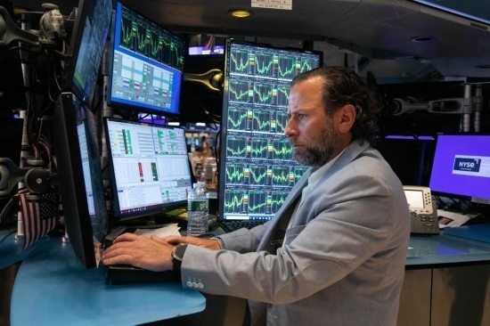 5月3日，交易員在美國紐約證券交易所交易大廳工作。新華社發(fā)（郭克攝）