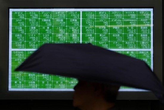 8月2日，在日本東京，行人經(jīng)過一處股指信息電子顯示屏。新華社記者張笑宇攝