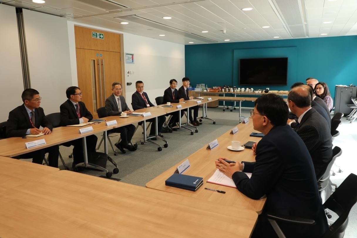 圖為中國(guó)駐英國(guó)大使鄭澤光與項(xiàng)目運(yùn)營(yíng)團(tuán)隊(duì)及企業(yè)合作機(jī)構(gòu)負(fù)責(zé)人座談現(xiàn)場(chǎng)。中國(guó)駐英國(guó)使館供圖