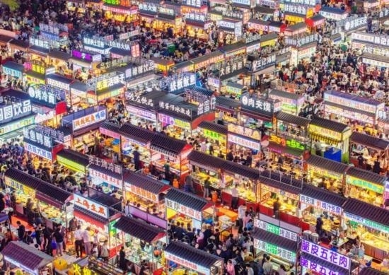 2024年4月21日，人們在河北省正定縣小商品夜市品嘗美食（無人機照片）。新華社發(fā)（武志偉 攝）