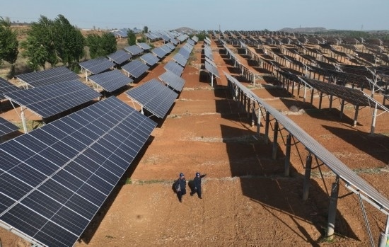 2024年4月16日，工人在河北省石家莊市靈壽縣譚莊鄉(xiāng)程家莊村的“農(nóng)光互補”光伏發(fā)電場巡查（無人機照片）。新華社記者 楊世堯 攝