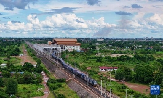 8月5日，由老撾籍火車(chē)司機(jī)獨(dú)立駕駛的滿載貨物的列車(chē)駛出萬(wàn)象站，向中國(guó)昆明進(jìn)發(fā)（無(wú)人機(jī)照片）。新華社發(fā)（楊永全 攝）