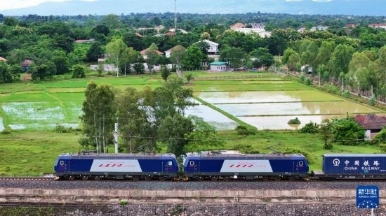 8月5日，由老撾籍火車(chē)司機(jī)獨(dú)立駕駛的滿載貨物的列車(chē)駛出萬(wàn)象站，向中國(guó)昆明進(jìn)發(fā)（無(wú)人機(jī)照片）。新華社發(fā)（楊永全 攝）