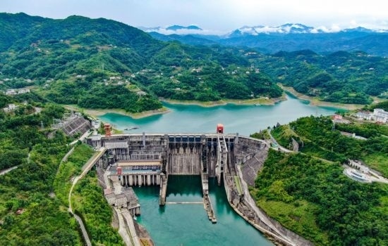 這是陜西安康水電站大壩（2024年6月21日攝，無人機照片）。新華社記者 蔡湘鑫 攝