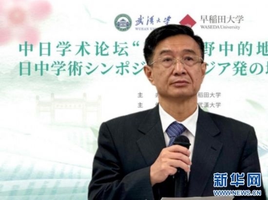 圖為中國(guó)駐日本大使館教育處公使銜參贊杜柯偉發(fā)表致辭。（武漢大學(xué)供圖）