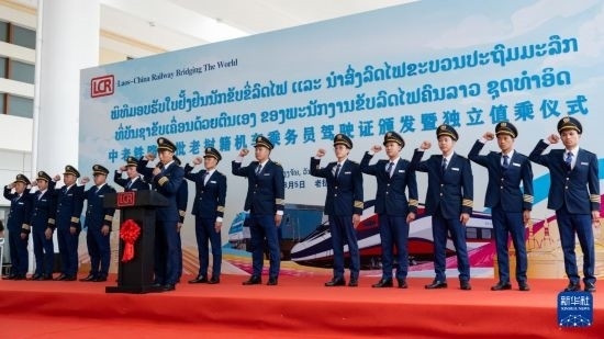 8月5日，在中老鐵路萬(wàn)象站，中老鐵路首批14名老撾籍火車(chē)司機(jī)進(jìn)行宣誓。新華社發(fā)（凱喬 攝）