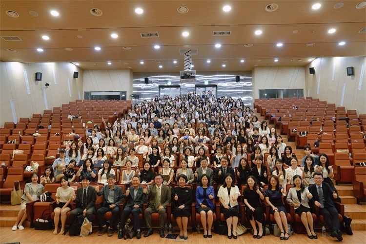 8月5日，第十一屆在韓國際中文教育志愿者崗中培訓舉行開班儀式。圖為活動現(xiàn)場合影。 教育部中外語言交流合作中心供圖