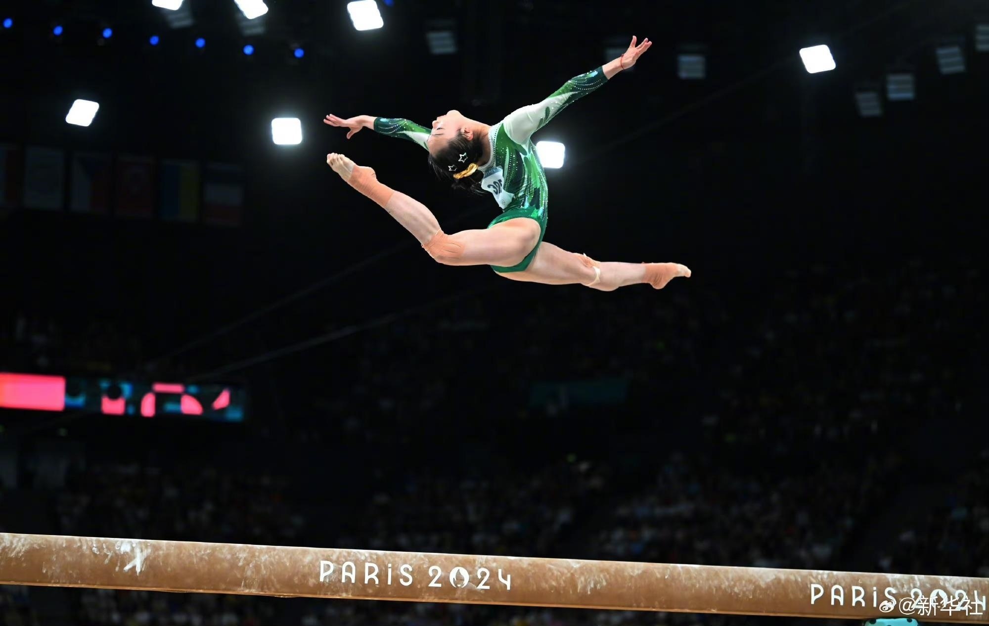 巴黎奧運會體操女子平衡木比賽中，中國選手周雅琴的靚麗身姿