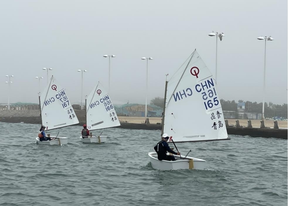 青島市嶗山區(qū)中韓小學帆船社團進行帆船訓練。青島市嶗山區(qū)教育和體育局供圖