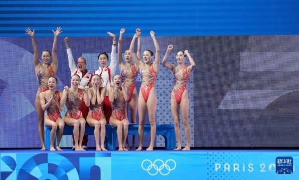 北京時間8月8日凌晨，巴黎奧運會花樣游泳集體項目的最后一項比賽集體技巧自選在巴黎奧林匹克水上運動中心舉行。中國隊奪得花樣游泳集體項目金牌。圖為中國隊在比賽后慶祝奪冠。新華社記者 薛宇舸 攝