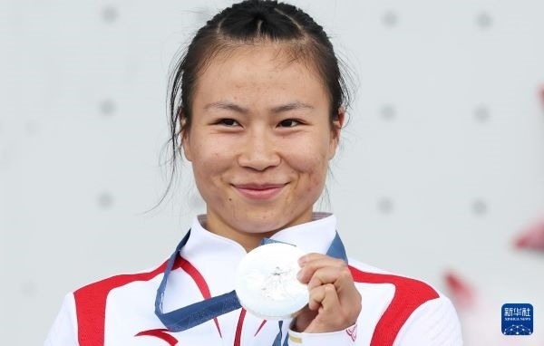 北京時間8月7日，在巴黎奧運會攀巖女子速度賽比賽中，中國選手鄧麗娟獲得銀牌。圖為亞軍中國選手鄧麗娟在頒獎儀式上。新華社記者 高靜 攝