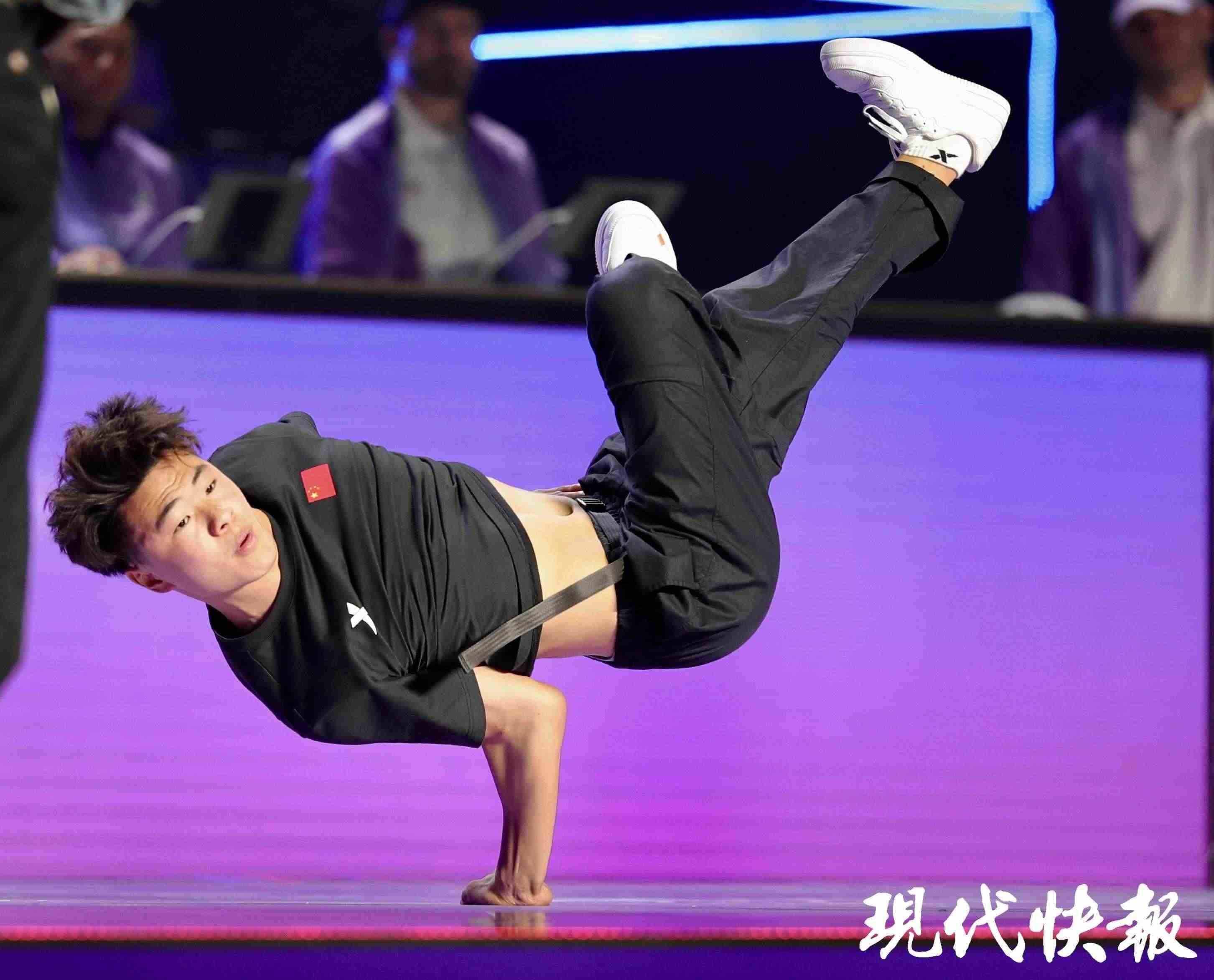 中國運(yùn)動(dòng)員亓祥宇在霹靂舞比賽上