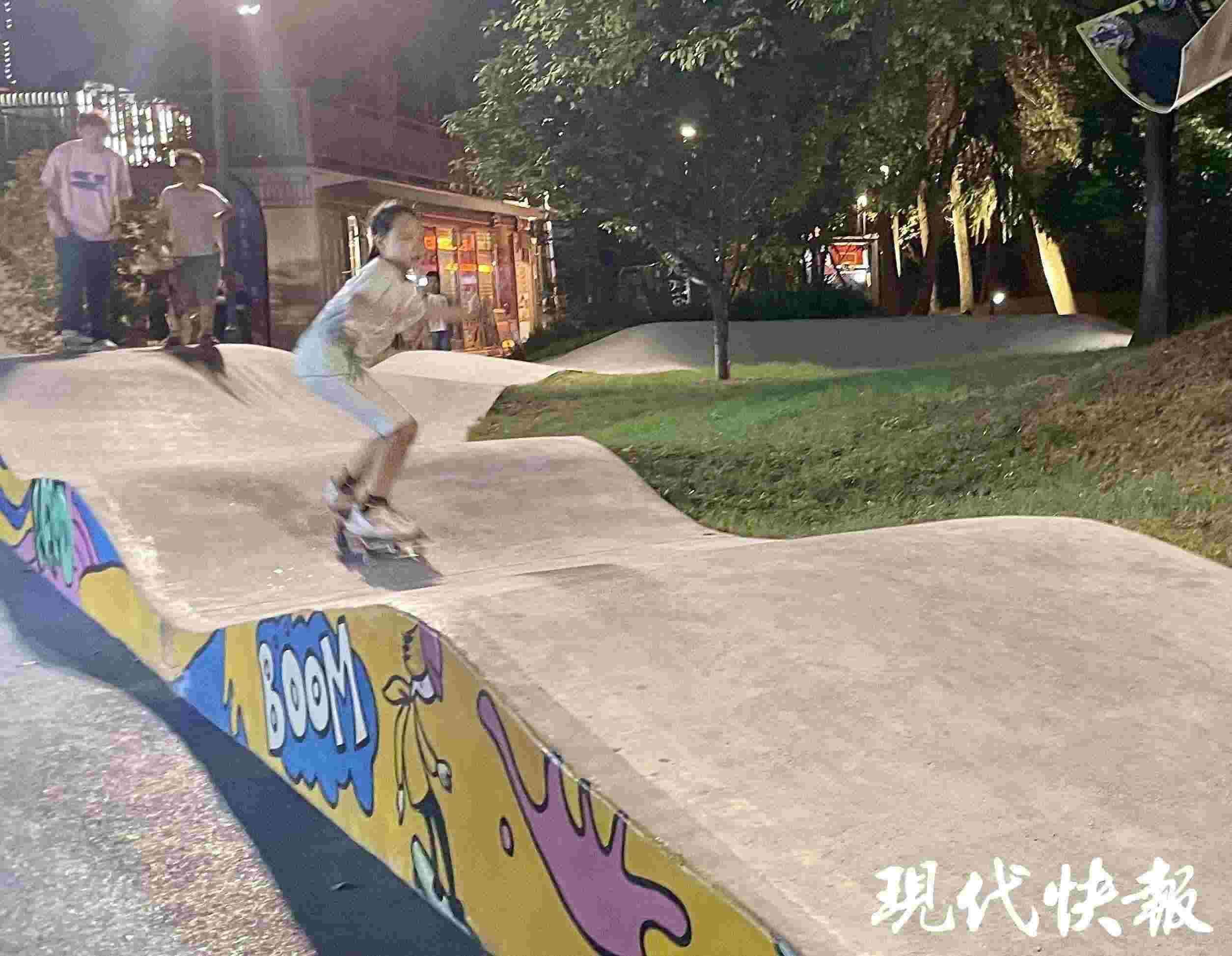 南京西城·夜未央的滑板場(chǎng)地上，一群青少年正在玩滑板