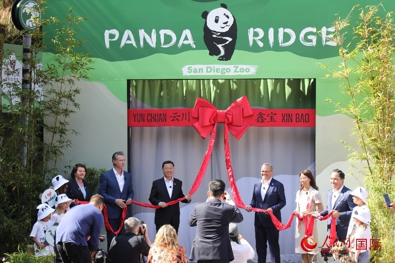 1、中國(guó)駐美國(guó)大使謝鋒、加州州長(zhǎng)紐森、圣迭戈市市長(zhǎng)格洛利亞等人共同為“熊貓嶺”開(kāi)館剪彩。 人民網(wǎng)記者 李志偉攝