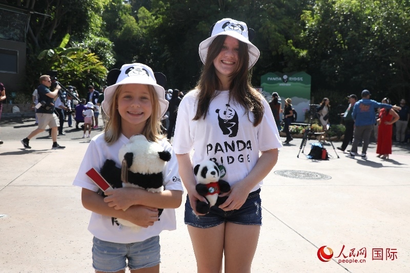 3、美國(guó)當(dāng)?shù)卦S多民眾來(lái)圣迭戈動(dòng)物園看熊貓。 人民網(wǎng)記者 李志偉攝