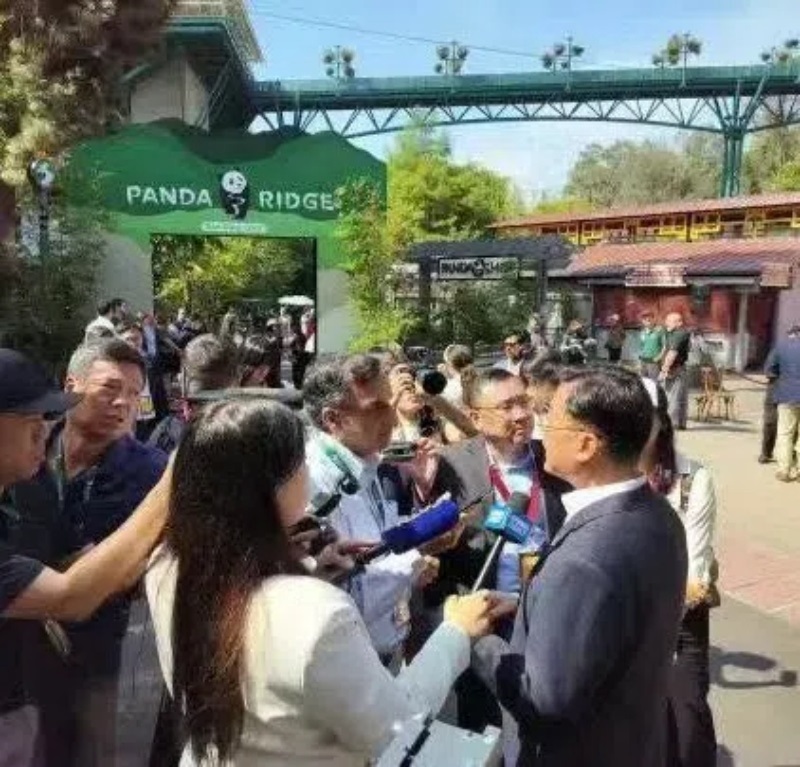 謝鋒大使現(xiàn)場接受記者采訪。中國駐美大使館供圖