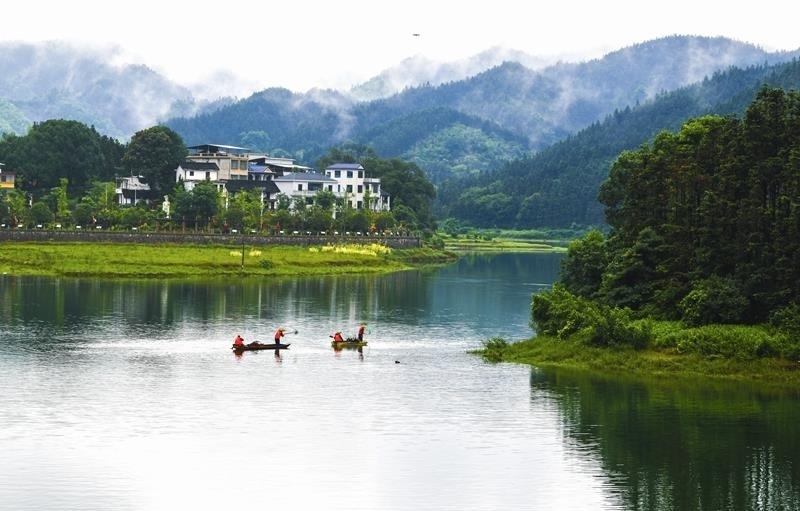 2024年6月5日，志愿者在湖南常寧市洋泉水庫清理水面漂浮物。