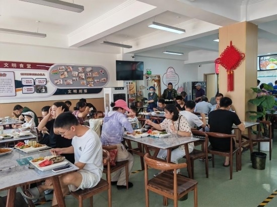 清水灣社區(qū)食堂坐滿了前來就餐的居民。新華社記者 鄒欣媛 攝