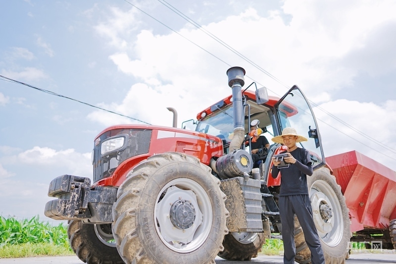 王銘欣正盯著遙控器操作無人機(央廣網記者 張羲輪 攝)