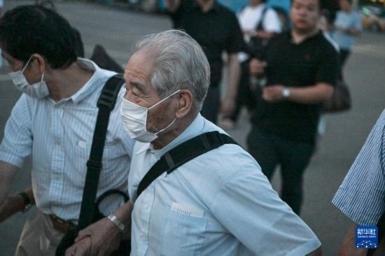 8月12日晚，侵華日軍第七三一部隊(duì)（簡(jiǎn)稱“731部隊(duì)”）“少年隊(duì)”原隊(duì)員清水英男，乘機(jī)抵達(dá)哈爾濱。新華社記者 王松 攝