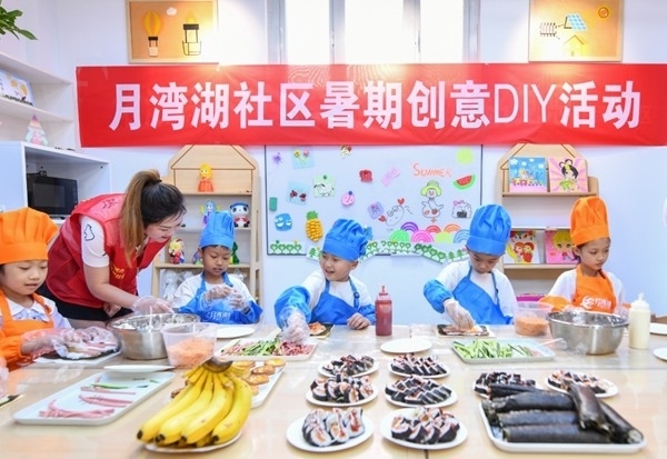 漯河市月灣湖社區(qū)青少年活動(dòng)室里，志愿者教孩子們做手工。 齊國(guó)霞攝