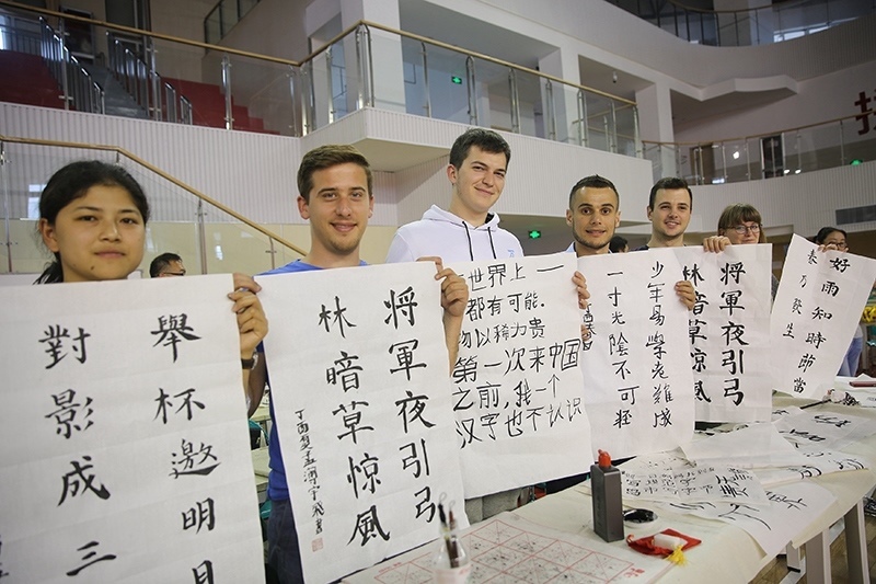 2017年6月5日，來自青島大學和中國石油大學（華東）的外國留學生在展示現(xiàn)場完成的書法作品。