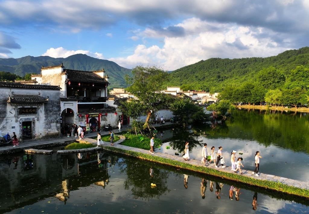 2024年7月7日，游客在安徽省黃山市黟縣宏村游玩。新華社記者杜宇攝