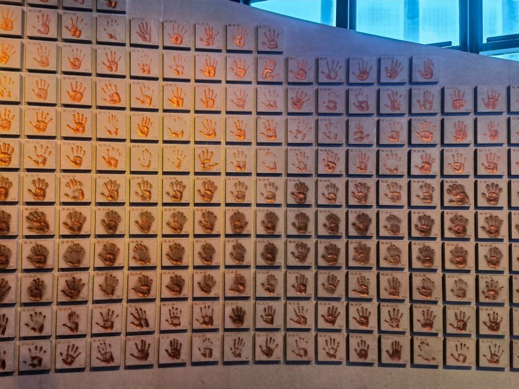 圖為侵華日軍南京大屠殺遇難同胞紀念館“三個必勝”展廳排列的648個鮮紅的手印（局部）。新華社記者 邱冰清 攝