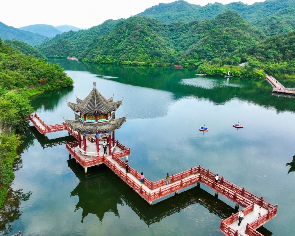 2024年8月11日，游客在湖南省雙牌縣陽(yáng)明山國(guó)家森林公園萬(wàn)和湖休閑游玩。新華社發(fā)（周秀魚(yú)春攝）