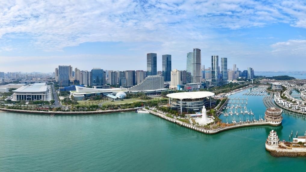 2024年1月24日拍攝的廈門(mén)國(guó)際會(huì)議中心、環(huán)島路一帶濱海城市景觀。新華社記者姜克紅攝