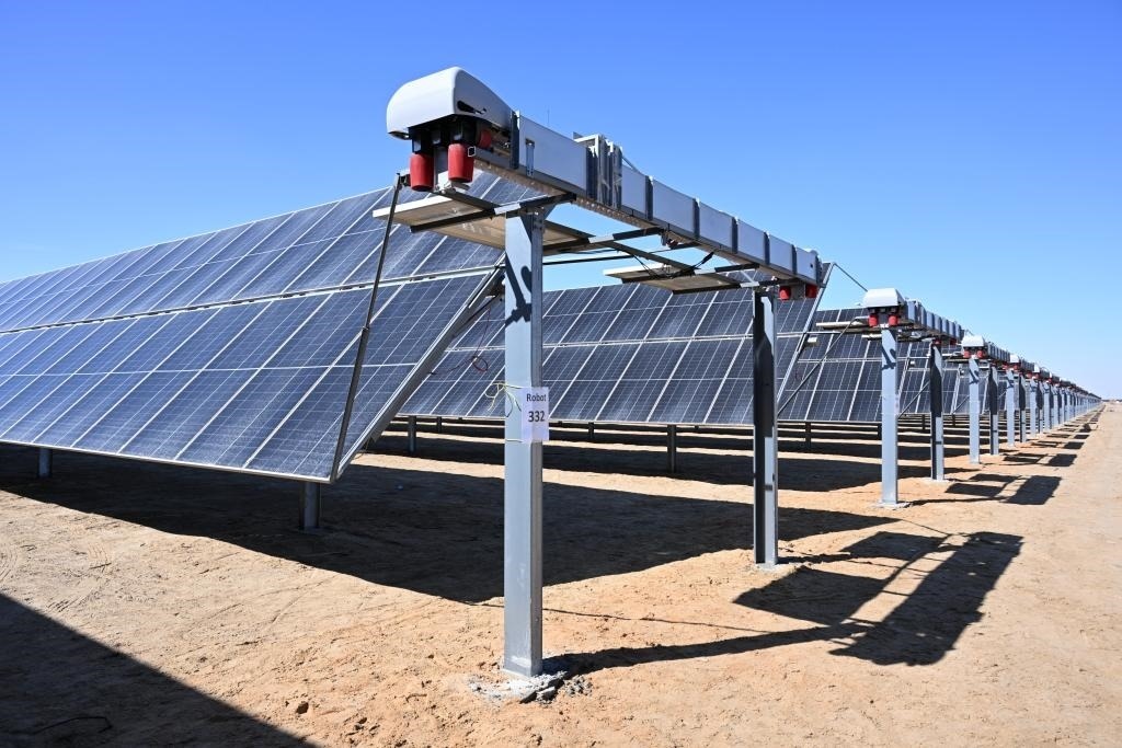 這是2023年3月18日在位于阿聯(lián)酋阿布扎比南部的艾爾達(dá)芙拉光伏電站拍攝的光伏板。新華社發(fā)（中國(guó)機(jī)械設(shè)備工程股份有限公司阿布扎比分公司供圖）