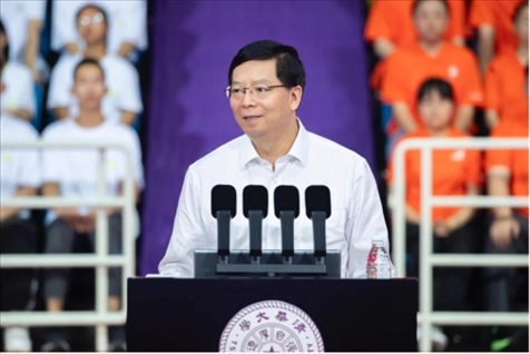 邱勇為新生講授開學(xué)第一課。學(xué)校供圖