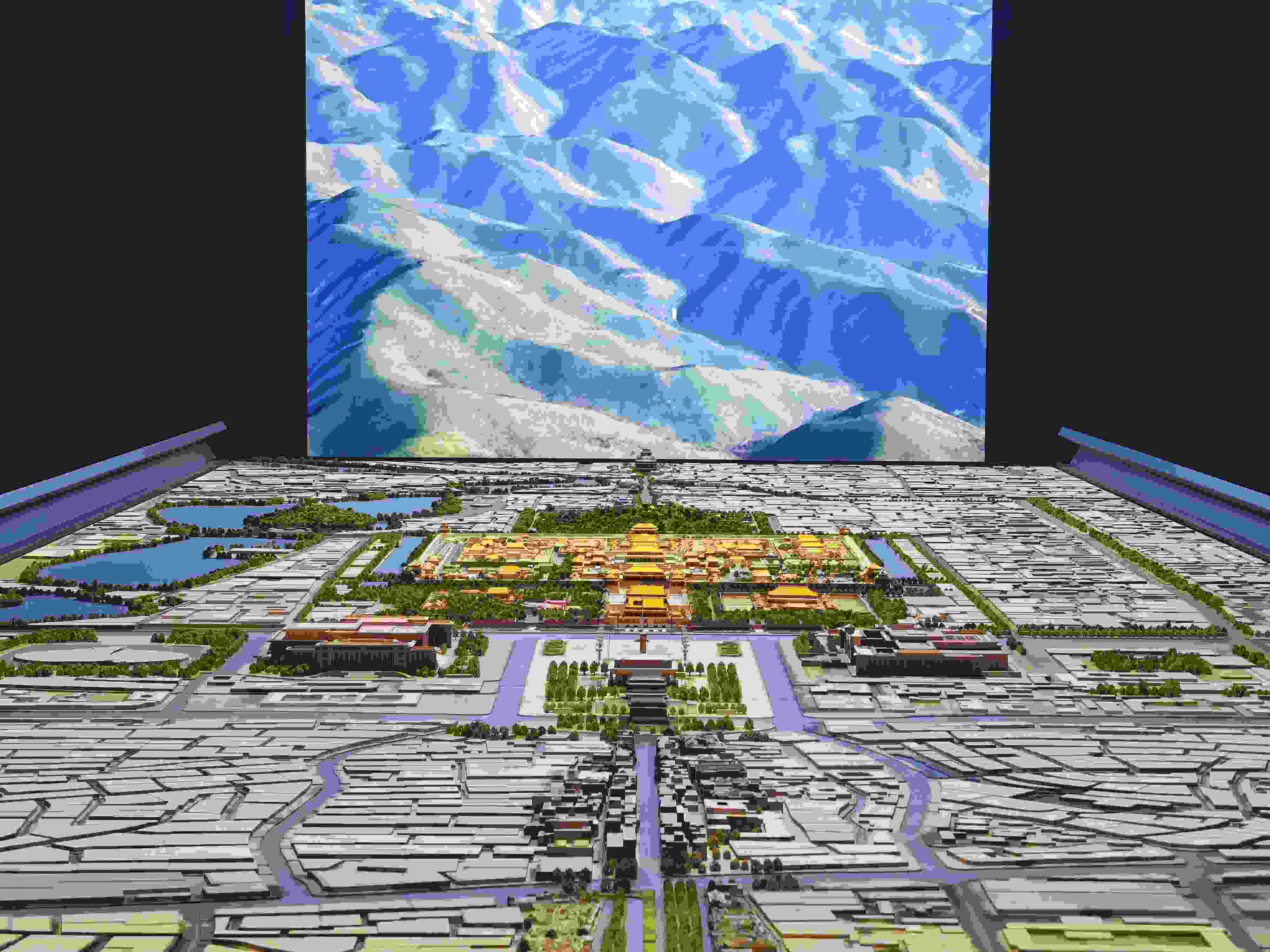 2023年3月，北京首都博物館精心制作的16米長(zhǎng)中軸線沙盤(pán)，配以立體投影技術(shù)，展現(xiàn)了北京中軸線之壯美。