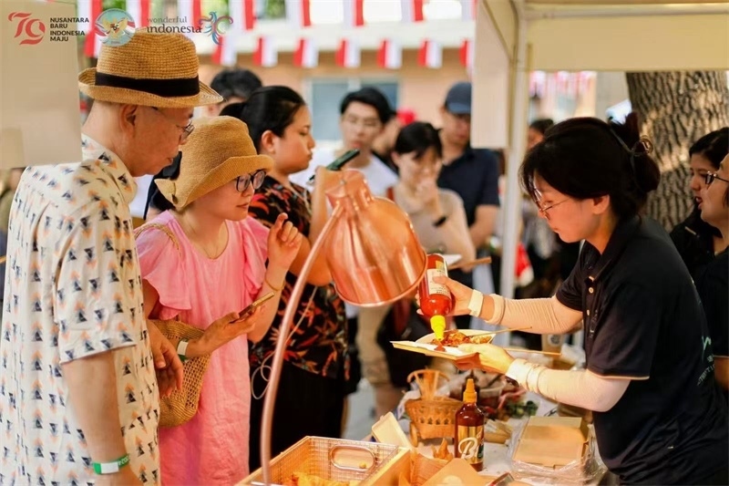游客品嘗傳統(tǒng)印尼美食。