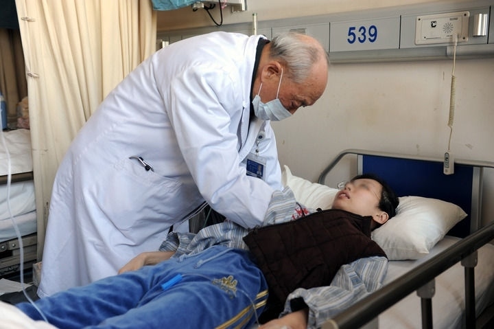 瑞金醫(yī)院終身教授王振義在上海瑞金醫(yī)院為病人看?。ㄙY料照片）。 新華社發(fā)