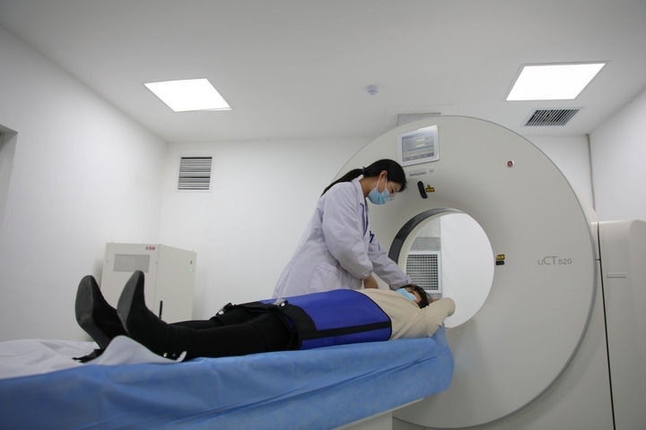 2023年3月2日，安徽省合肥市包河區(qū)煙墩街道社區(qū)衛(wèi)生服務(wù)中心的醫(yī)護(hù)人員為患者進(jìn)行CT檢查。 新華社記者 曹力 攝