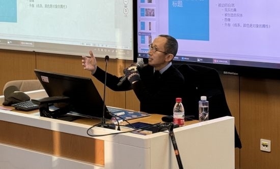 從去年秋天起，還在治療中的朱銳就堅持給本科生開課。（受訪者供圖）