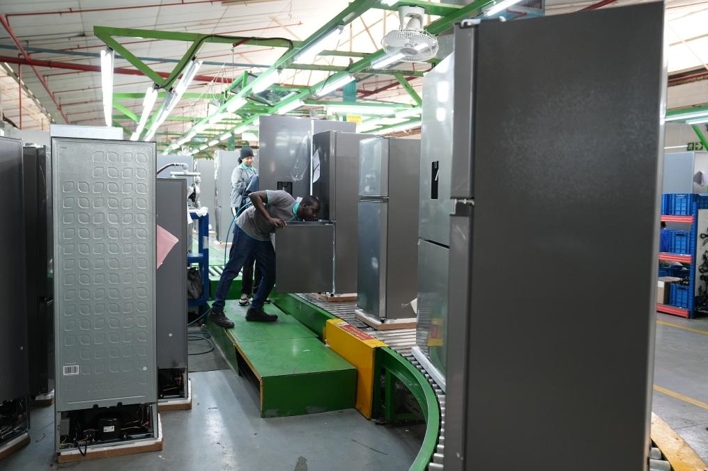 8月14日，在南非開普敦，當?shù)貑T工在海信南非工業(yè)園的冰箱生產(chǎn)線上工作。新華社記者王雷攝