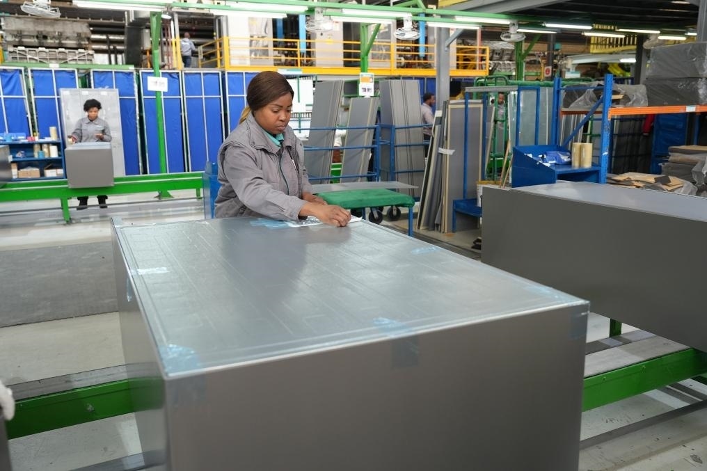 8月14日，在南非開普敦，當?shù)貑T工在海信南非工業(yè)園的冰箱生產(chǎn)線上工作。新華社記者王雷攝