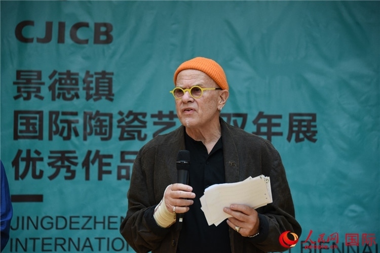 瑞典藝術家托比恩·卡爾斯博致辭。人民網(wǎng)記者 殷淼攝