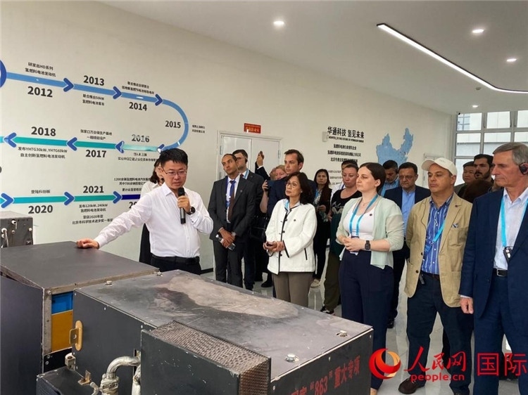 于民向駐華外交官和國際組織駐華代表介紹企業(yè)發(fā)展情況。人民網(wǎng) 宋歌攝