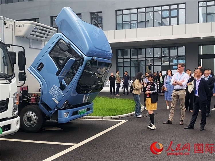 于民向駐華外交官和國際組織駐華代表介紹燃料電池車型。人民網(wǎng)記者 于洋攝