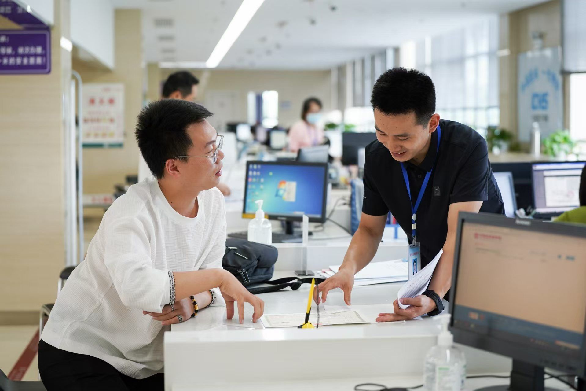 安徽省池州市市民在市政務(wù)服務(wù)大廳辦理業(yè)務(wù)。人民網(wǎng)記者 王銳攝