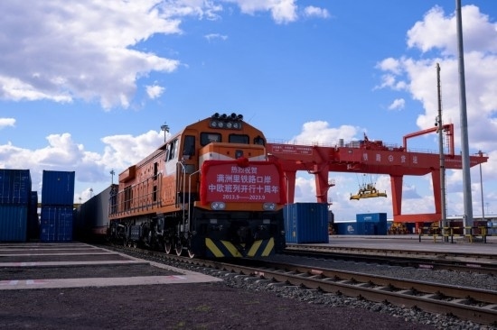 2023年9月20日，一列中歐班列行駛在內(nèi)蒙古滿洲里站貨運(yùn)車間集裝箱場。作為我國向北開放的“橋頭堡”、中歐班列“東通道”的重要口岸，滿洲里鐵路口岸不斷加大中歐班列通道能力建設(shè)，進(jìn)一步提升運(yùn)輸效率和品質(zhì)
