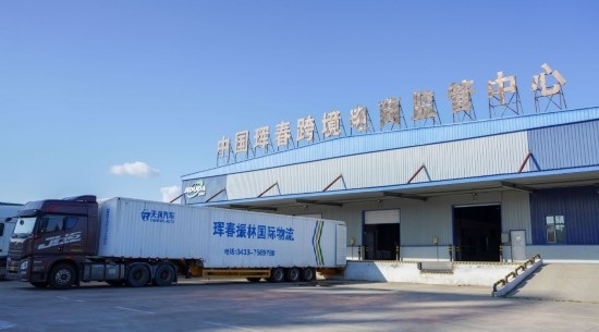 2024年8月13日，貨車在吉林省延邊朝鮮族自治州琿春綜合保稅區(qū)跨境電商物流倉庫裝載商品?，q春市位于中俄朝三國交界處，是吉林省唯一對(duì)俄口岸城市。近年來，琿春依托口岸，積極發(fā)展進(jìn)出口加工、能源、跨境電商等產(chǎn)業(yè)集群。