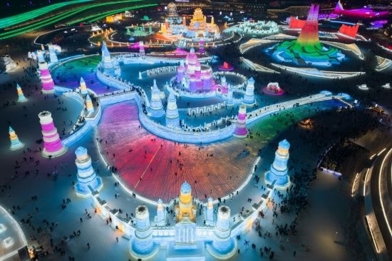 2024年1月1日，來自世界各地的游客在哈爾濱冰雪大世界園區(qū)內(nèi)游玩（無人機(jī)照片）。