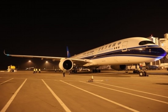 2024年4月24日晚，南航沈陽-法蘭克福CZ8021首航航班在沈陽桃仙國際機(jī)場準(zhǔn)備起飛。這是國內(nèi)航司在東北地區(qū)開通的首條直飛德國定期航線。