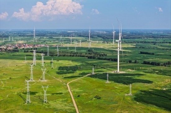 這是2024年7月19日拍攝的內(nèi)蒙古通遼238萬千瓦風(fēng)電項(xiàng)目（無人機(jī)照片）。此項(xiàng)目每年可將75億千瓦時(shí)清潔電能經(jīng)扎魯特—青州±800（千伏）直流特高壓外送通道送至山東地區(qū)消納，相當(dāng)于滿足受端地區(qū)超過300萬戶居民家庭用電需求，節(jié)約標(biāo)煤261萬噸，減少二氧化碳排放634萬噸。