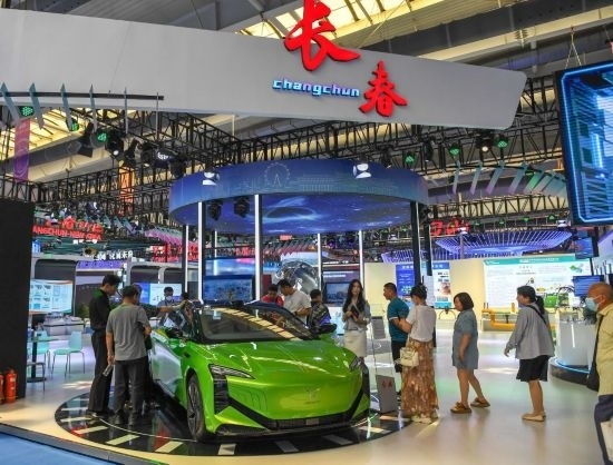 2023年8月23日，人們?cè)诘谑膶弥袊獤|北亞博覽會(huì)上參觀一汽紅旗新能源車型。